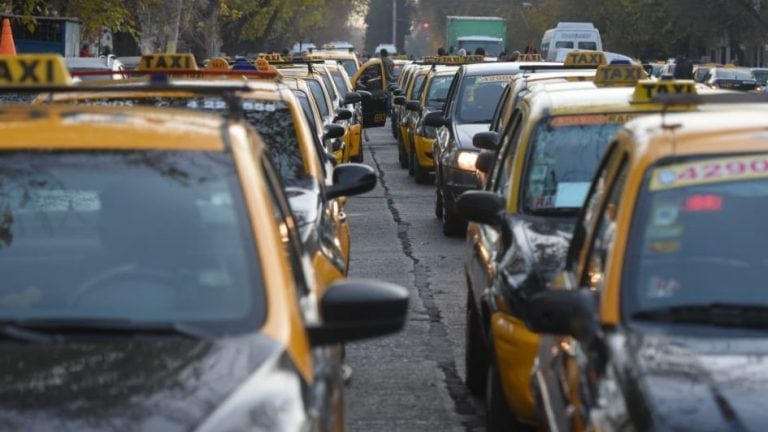 Las taxistas de Mendoza convocaron un paro general para este martes en repudio la inminente sanción de Ley de Movilidad.