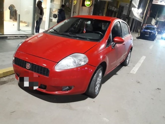 Fiat rojo del agresor (Fotos: Diario Sierras)