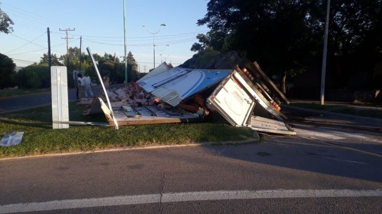 El camión cargado con carne se dio vuelta en el ingreso a Mina Clavero y la mercadería quedó esparcida en la calle. (Prensa Policía)