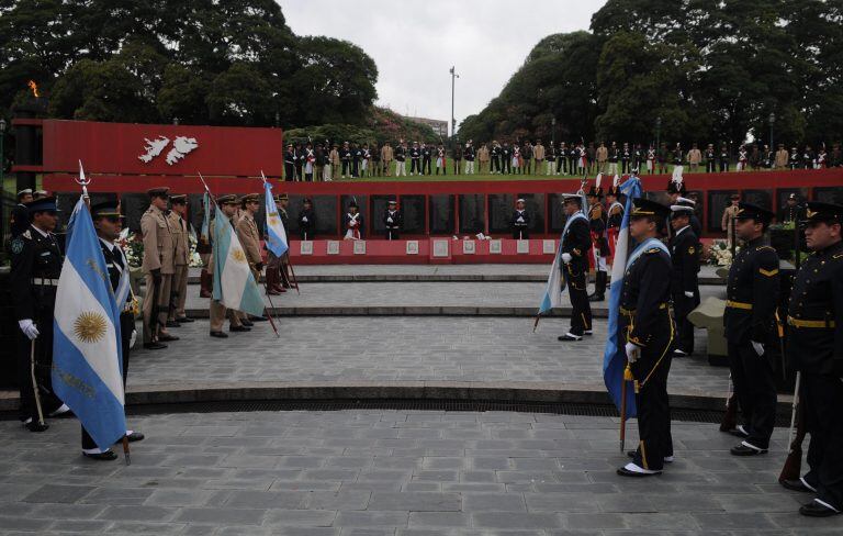 Conmemoracion aniversario guerra de las Islas Malvinas, monumento Caidos en la Guerra