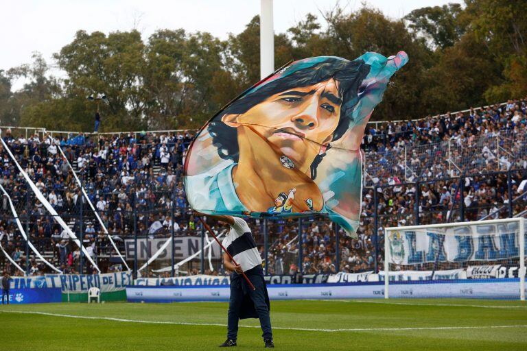 Hinchas del "Lobo" esperan a Maradona en la previa del entrenamiento al ser confirmado como nuevo entrenador. EFE/Demian Alday