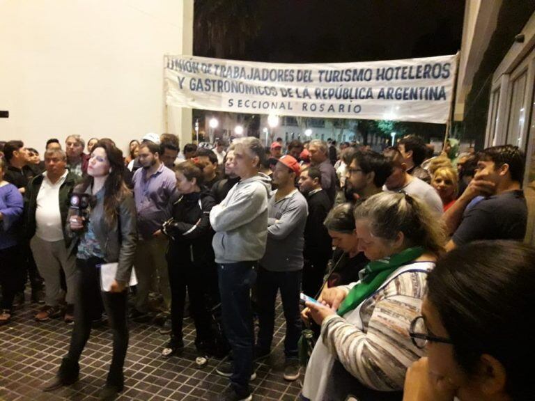 Protesta por la detención de gastronómicos en Rosario. (@ctarosario)