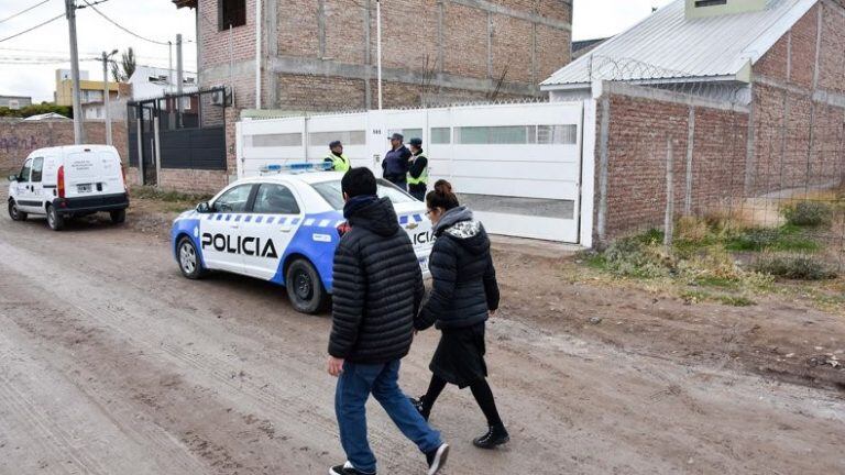 Una mujer fue encontrada apuñalada en su vivienda. Su asesino se quitó la vida.