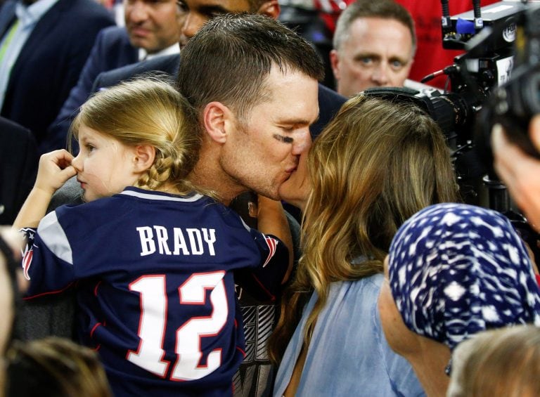 JGM166. Houston (United States), 06/02/2017.- New England Patriots quarterback Tom Brady (C) gets a kiss from his wife, Gisele Bundchen (R), as his daughter, Vivian Lake Brady (L) looks on after winning the first overtime Super Bowl against the Atlanta Falcons in Super Bowl LI at NRG Stadium in Houston, Texas, USA, 05 February 2017. (Disturbios, Estados Unidos) EFE/EPA/LARRY W. SMITH eeuu houston Tom Brady Gisele Bundchen Super Bowl 2017 futbol americano partido final New England Patriots vs Atlanta Falcons