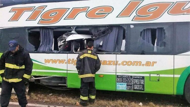 Divisiones de bomberos de Corrientes asistieron en el siniestro para sacar a los pasajeros.