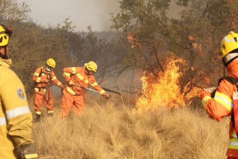 Bomberos de Arroyito luchando en la Sierras de Córdoba