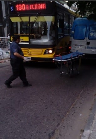 Taxi chocó a una moto en Italia y Rioja