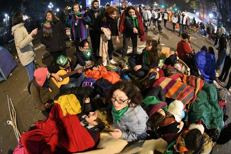 Los manifestantes a favor y en contra del aborto pasaron la noche en la Plaza del Congreso.