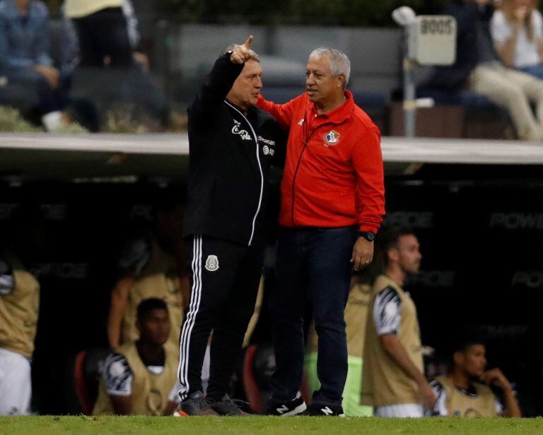 Dos ex Newell's en centroamérica: El Tata Martino y el Tolo Gallego. (AP Photo/Eduardo Verdugo)