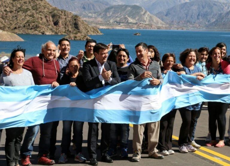 Abrazo simbólico entre las comunidades lujaninas de Cacheuta y Potrerillos, en la inauguración del nuevo túnel que unió las dos localidades. De Marchi al centro.