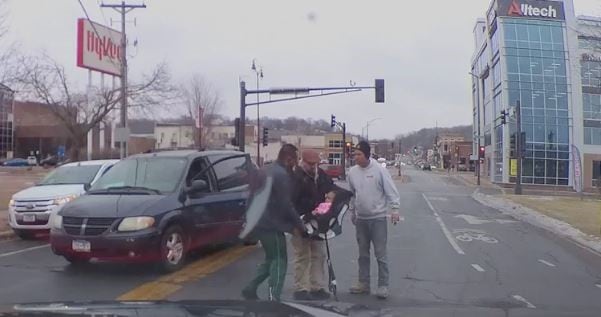 Filman el momento en el que un bebé cae de un auto en movimiento