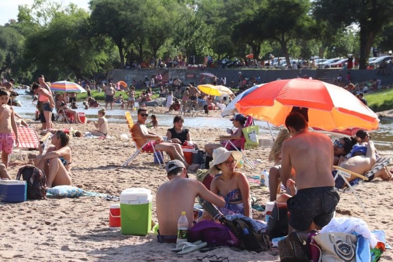 Tarde de sol y mateadas en los balnearios carlospacenses.