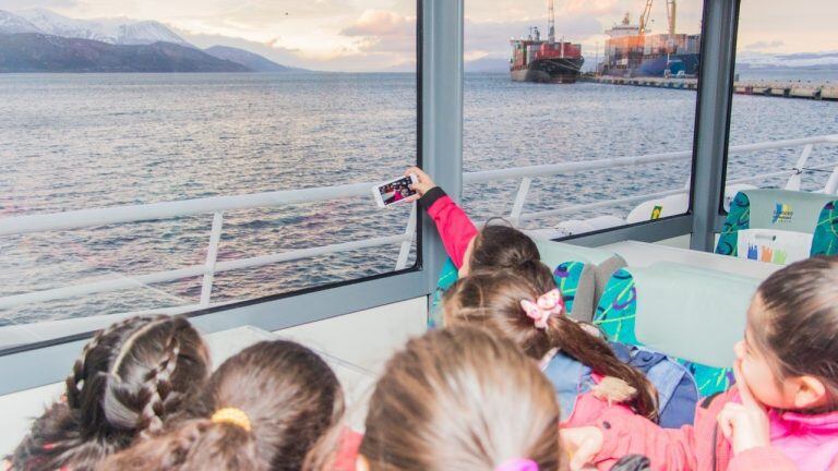 Los chicos disfrutando por el Canal de Beagle. Ushuaia.