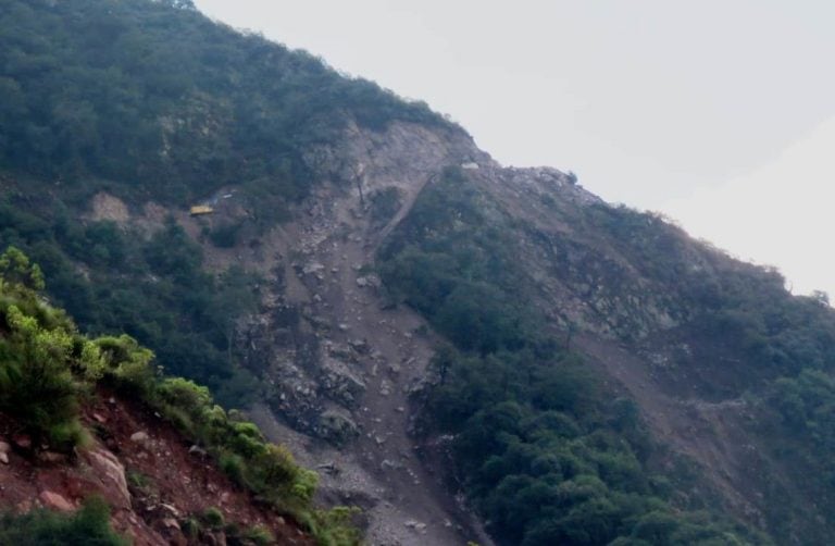 A la distancia, se observa en las alturas de la montaña un equipo pesado abocado a las tareas de apertura del camino.