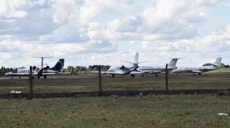 Aviones privados en el aeropuerto local (Twitter)