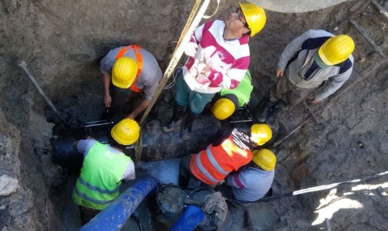 Trabajos de reparación por la rotura de un caño maestro