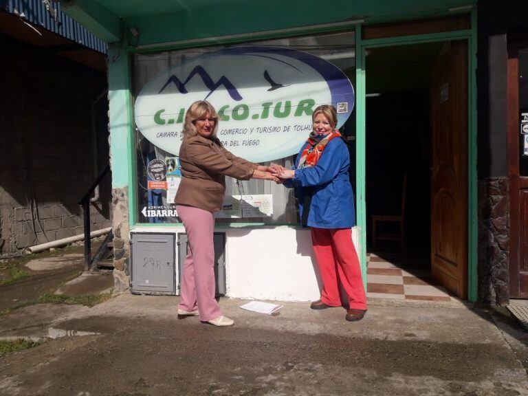 Nélida Antúnes frente a la Cámara de Comercio de Tolhuin