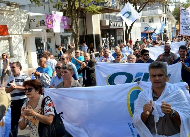 Los trabajadores de la Refinaría San Lorenzo nucleados en la cooperativa en formación aguardan las definiciones del juez. (Archivo)