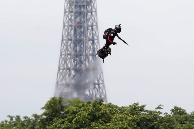 Franky Zapata sobre el Flyboard (Reuters)