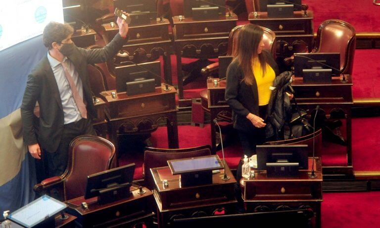 Machado y Lousteau retirándose del recinto. (Foto: Federico López Claro)