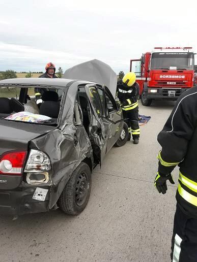 En la Autopista Córdoba-Rosario un Corsa chocó a un colectivo, se cruzó la ruta y terminó en la otra vía. (Bomberos de Leones)