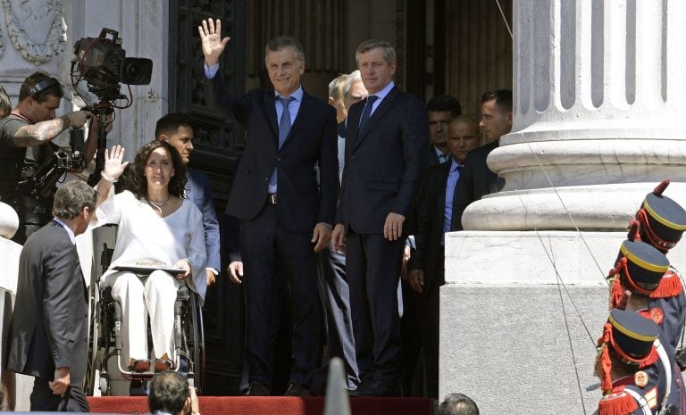 Argentine President Mauricio Macri (C) waves at the cameras next to Argentina's Vice-President Gabriela Michetti (L) after the inauguration of the 136th period of ordinary sessions at the Congress in Buenos Aires, Argentina on March 1, 2018. / AFP PHOTO / JUAN MABROMATA