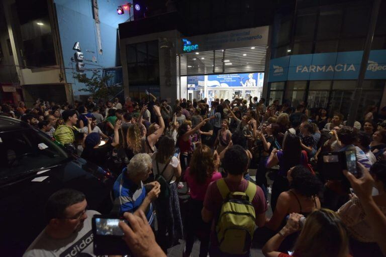 En las calles de Córdoba, los festejos K se concentraron en el tradicional enclave de Patio Olmos y en calle Dean Funes, sede de Agec, donde estaban los candidatos a diputados.