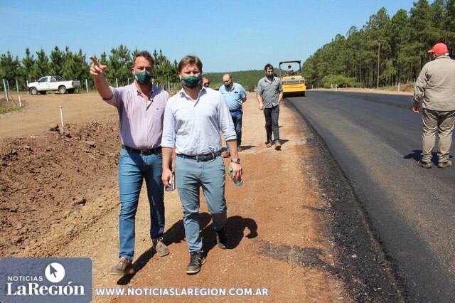 Sebastián Macias residente de Vialidaad Jjuntoa a otro funcionario municipal.