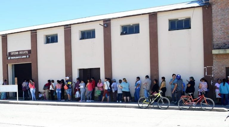 Largas filas para comprar el bolsón de verduras