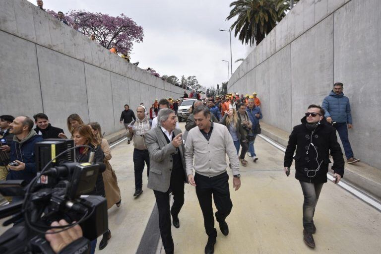 Ramón Mestre en la inauguración del Nudo Vial de Plaza España en medio de las protestas de taxistas y remiseros por la llegada de Uber.