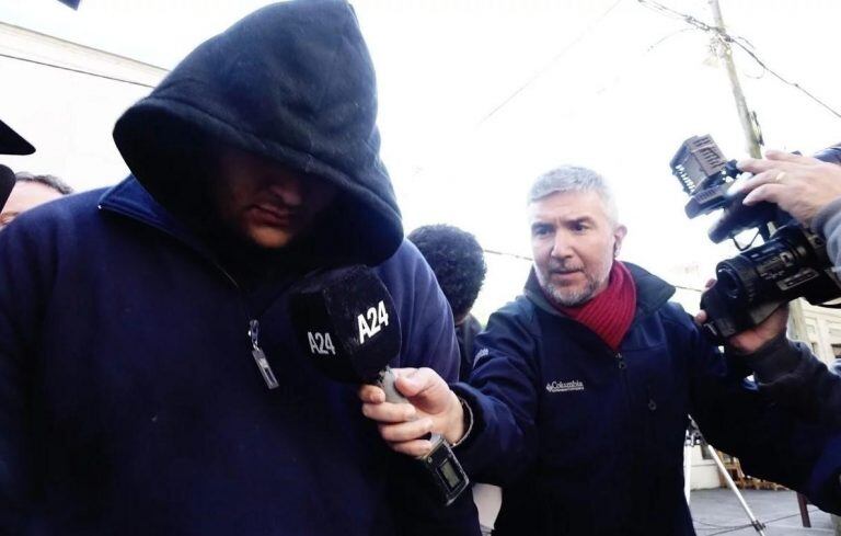 Esteban González, el agresor de Jorge Alberto Gómez, cuando salía este viernes en libertad de los Tribunales de La Plata. (Foto: Mauricio Nievas)