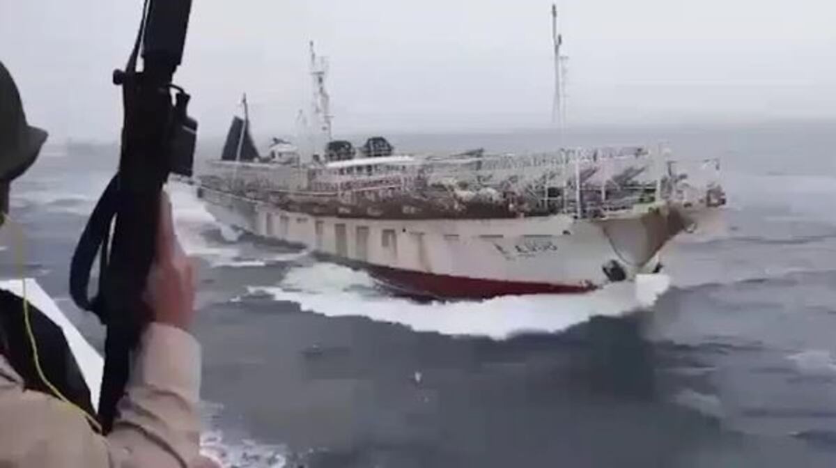 Así disparó Prefectura a un buque chino que pescaba de forma ilegal