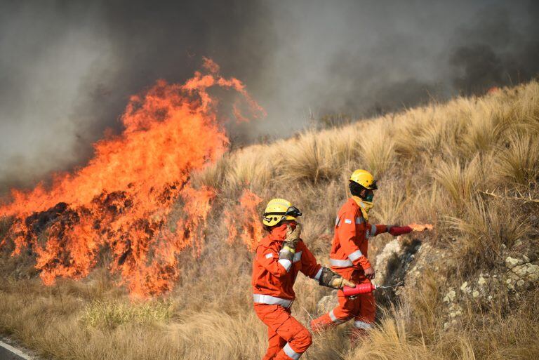 Bomberos combaten los incendios en la zona de Bosque Alegre para evitar que las llamas alcancen al Observatorio Astronómico. (La Voz)