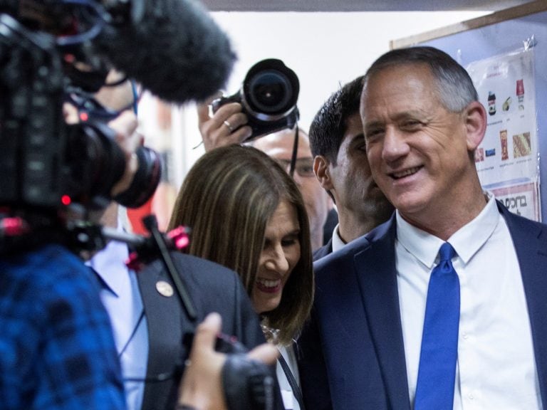 El líder de la coalición centrista Blanco y Azul, el exgeneral Benny Gantz saluda a varios seguidores tras ejercer su derecho al voto para las elecciones generales