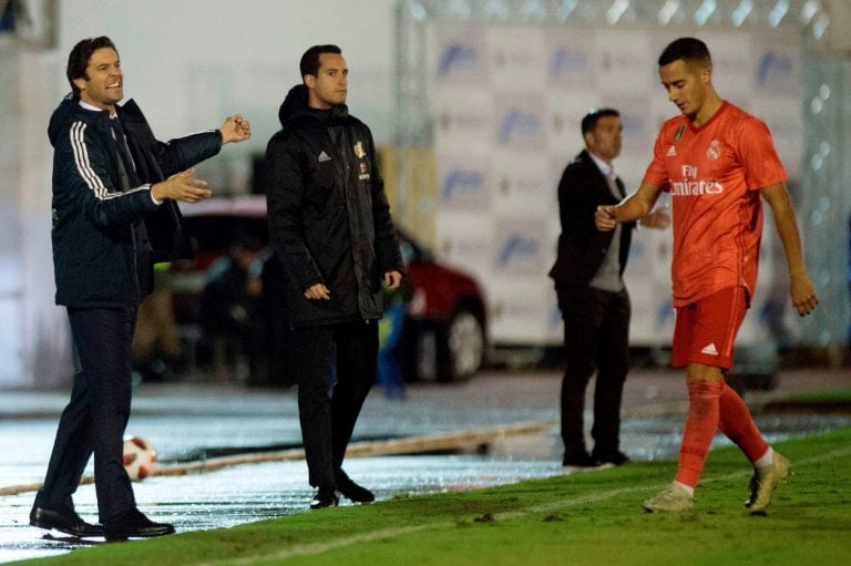 Santiago Solari, dando indicaciones en su primer partido como DT interino del Real Madrid. Foto: AFP.