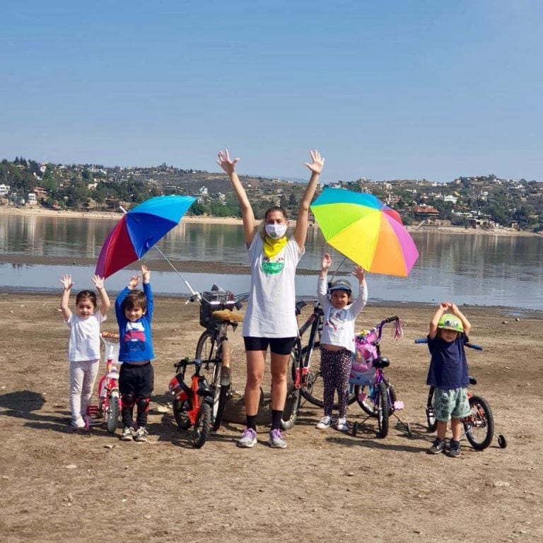 El jardín maternal Caramelitos se reinventó, y con el apoyo de los papás, llevan a los más pequeños a la costanera para  andar en bici y para que practiquen actividades al aire libre.