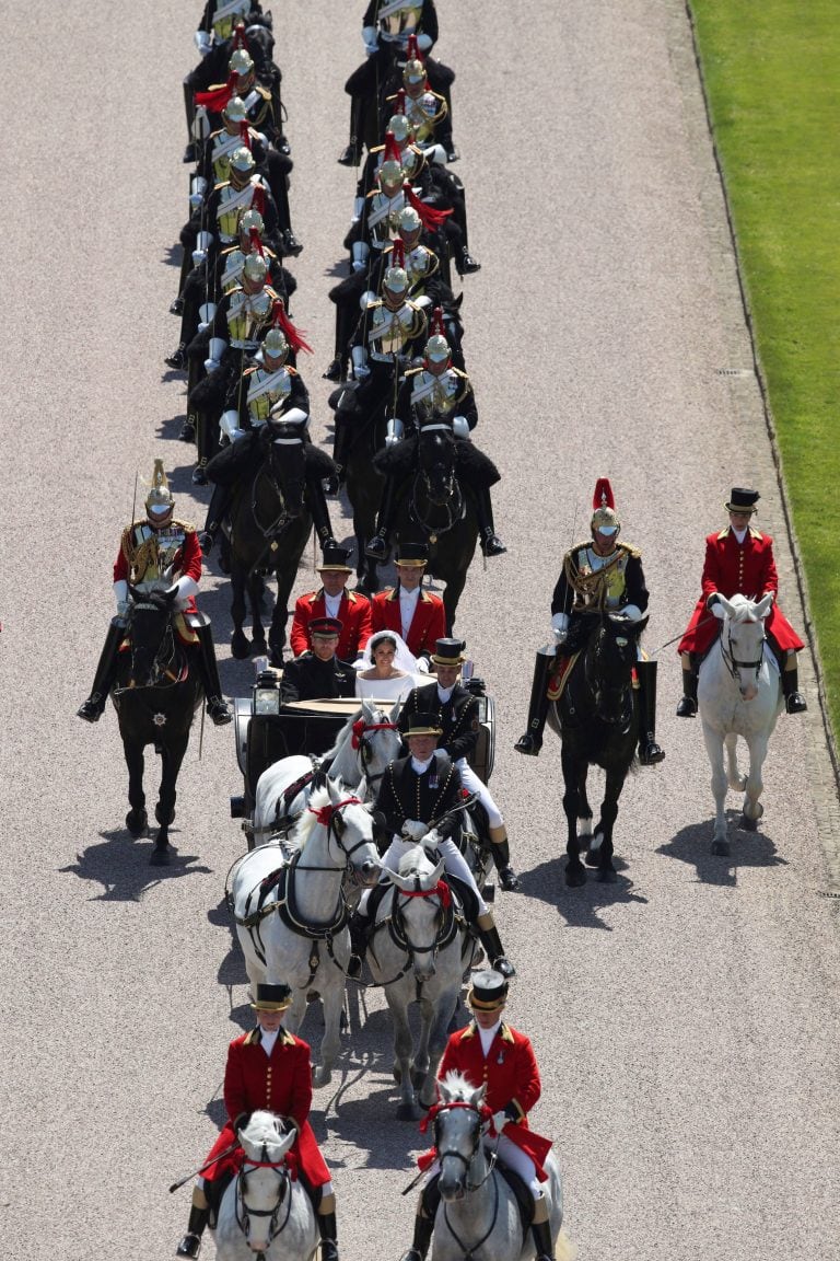 Los recién casados recorren las calles de Windsor.