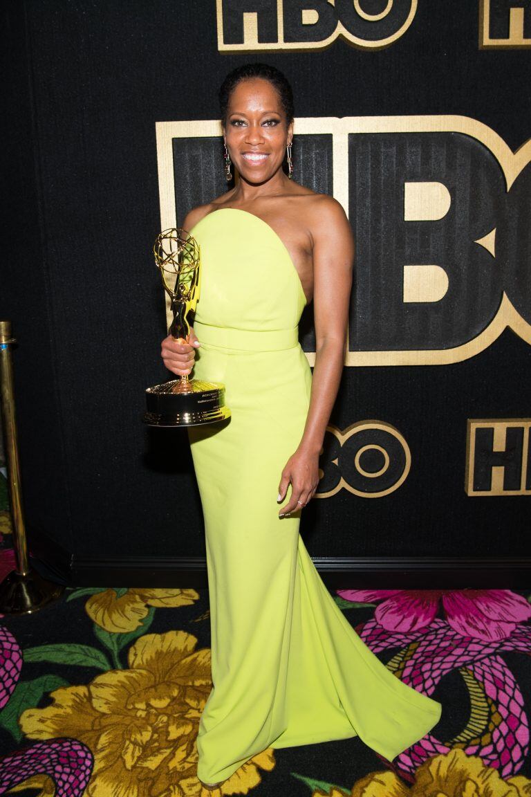 Regina King muestra su premio como mejor actriz de telefilme por su papel en Seven seconds. (Foto: Emma McIntyre/Getty Images/AFP)