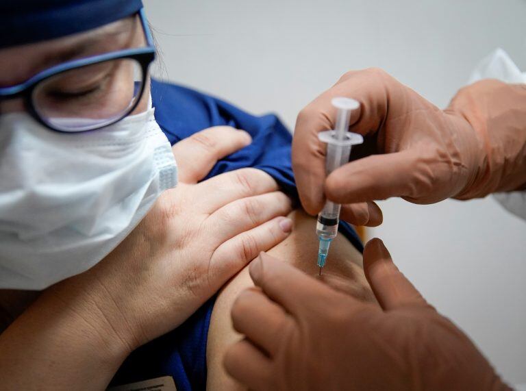 Anticiparon que los trabajadores de la salud serán los primeros en recibir la vacuna contra el coronavirus (REUTERS/Tatyana Makeyeva)