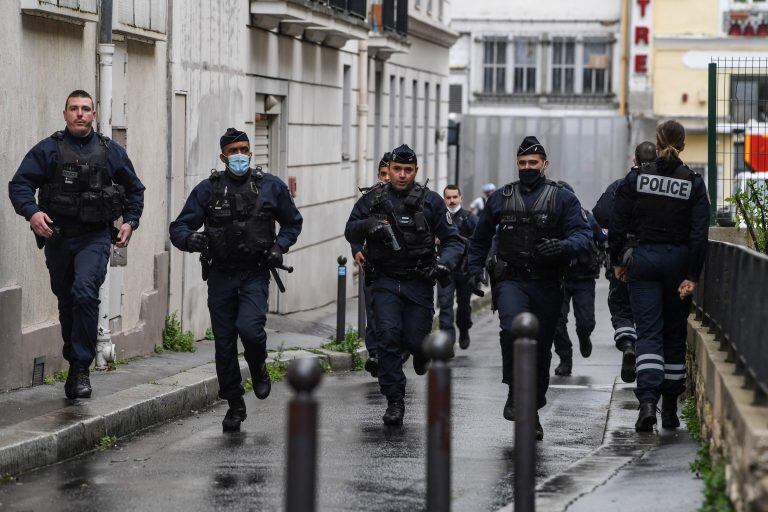 La Policía busca a los presuntos autores del ataque. (AFP)