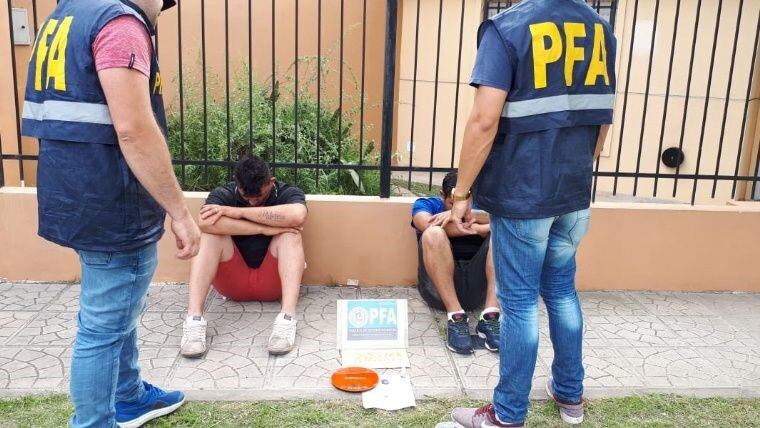 Se detuvo a dos jóvenes con 21 envoltorios de cocaína.