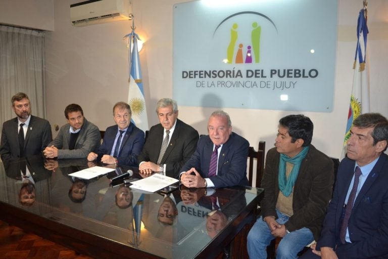 Los funcionarios porteños junto a Haquim, Posadas y De Bedia, en la firma del convenio.