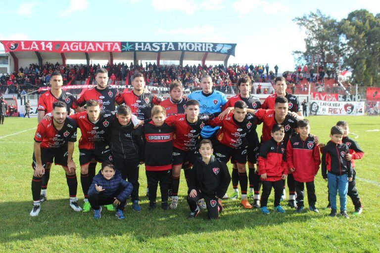 Arriba: Linares, Walker, López, Scheffer, Fochesato, Castellano. Abajo: Otero, Sabatini, Rivarola, Casco y Sanhueza, el equipo de Sporting que dio vuelta el clásico.