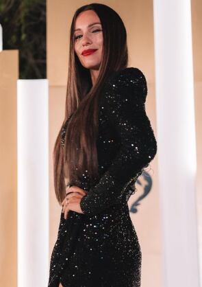 Pampita posó con un vestido con lentejuelas brillantes.