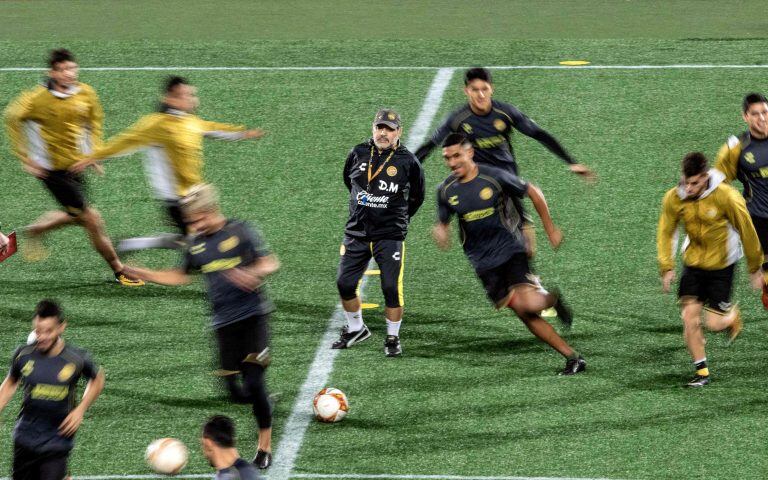 Diego Maradona, en un entrenamiento en Dorados. Foto: AFP.