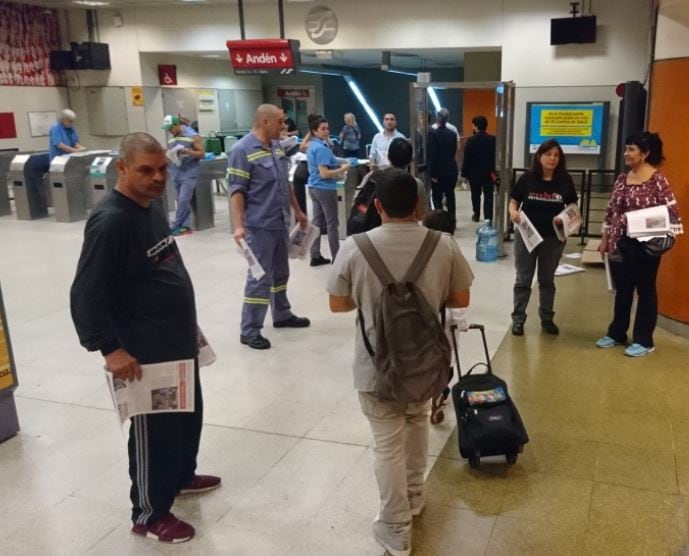 En el tercer día de protesta en el subte, liberan molinetes en la estación Rosas.