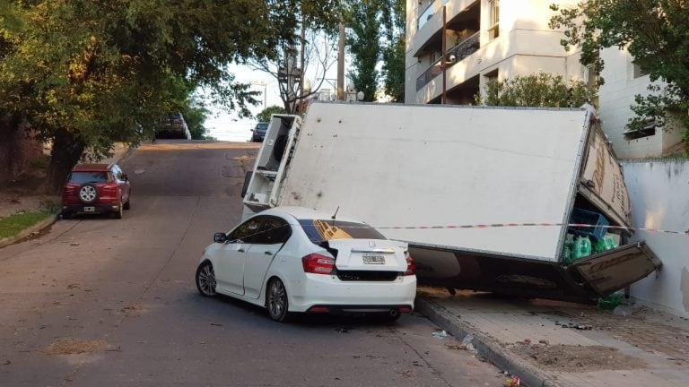 Así quedaron el camión y el auto después del accidente.