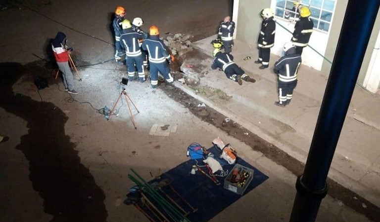 Los bomberos de Adelia María fueron los protagonistas del rescate de los cachorritos que cayeron a un pozo. (Bomberos Adelia María)