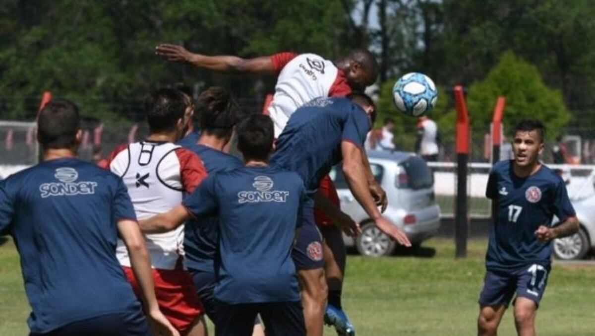 Con tres goles de Leal, Newell's venció a Central Córdoba en un amistoso