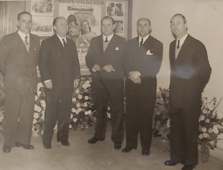 Los hermanos Bergonzo junto a Don Angel Bruneli (primer maquinista) en la noche de la inauguración con la proyección de la película “Los Caballeros del Rey Arturo”